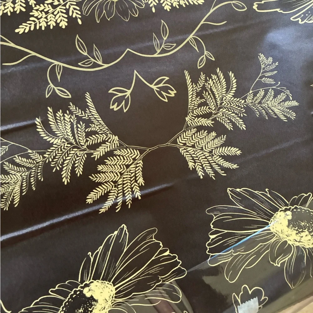 Vintage floral black & gold wallpaper